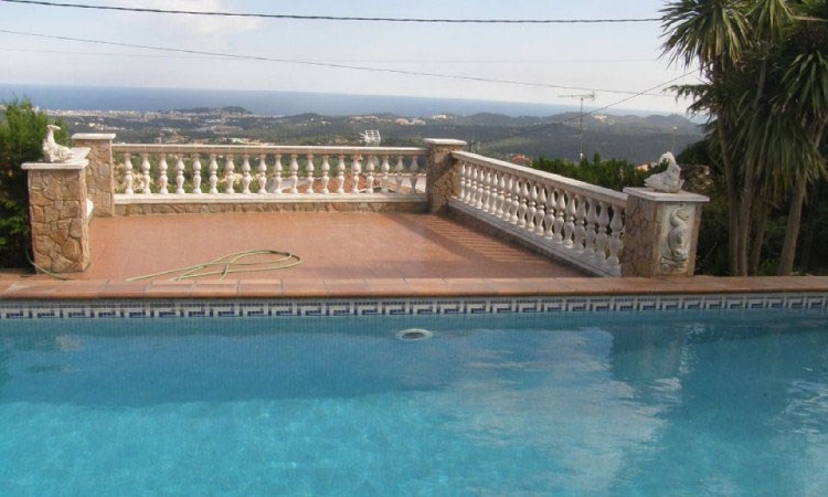 Вилла ROSA BLANCA с бассейном, расположенная в урбанизации Льорет Блау в 6 км от Льорет де Мар