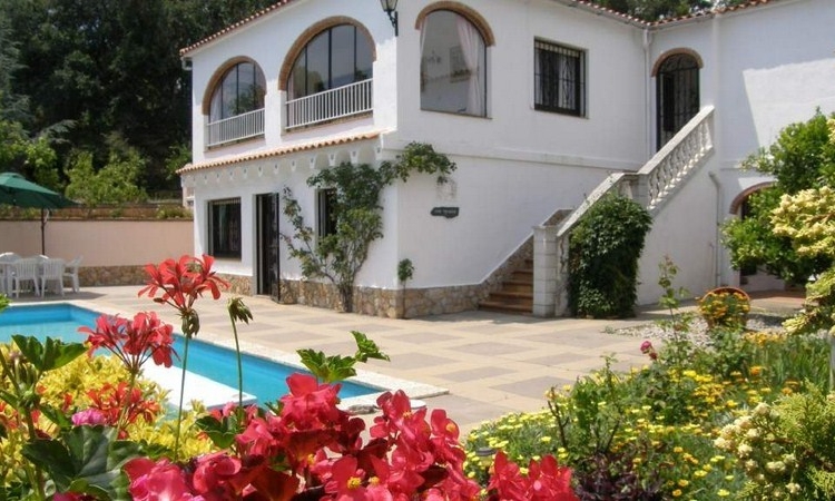 Вилла PRIMAVERA с бассейном, расположенная в урбанизации Льорет Верт в 5 км от Льорет де Мар Вилла PRIMAVERA с бассейном, расположенная в урбанизации Льорет Верт в 5 км от Льорет де Мар