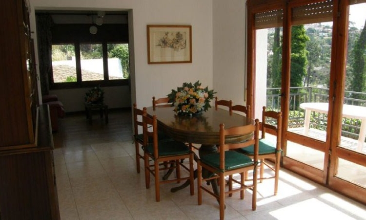 Вилла SOL I PINS с бассейном, расположенная в урбанизации Льорет Блау в 6 км от Льорет де Мар. Вилла SOL I PINS с бассейном, расположенная в урбанизации Льорет Блау в 6 км от Льорет де Мар.