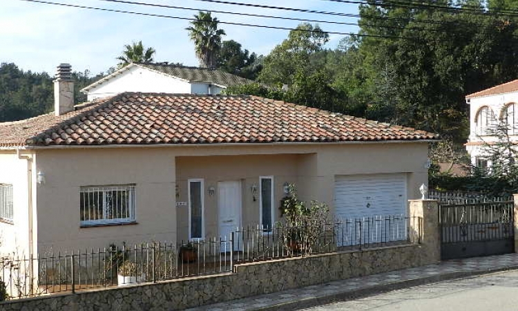 Вилла PRIMAVERA с бассейном, расположенная в урбанизации Льорет Верт в 5 км от Льорет де Мар Вилла PRIMAVERA с бассейном, расположенная в урбанизации Льорет Верт в 5 км от Льорет де Мар