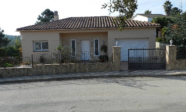 Вилла PRIMAVERA с бассейном, расположенная в урбанизации Льорет Верт в 5 км от Льорет де Мар Вилла PRIMAVERA с бассейном, расположенная в урбанизации Льорет Верт в 5 км от Льорет де Мар