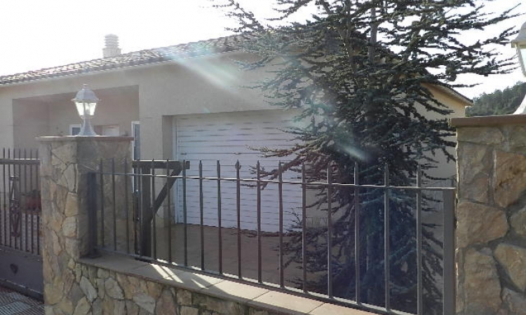 Вилла PRIMAVERA с бассейном, расположенная в урбанизации Льорет Верт в 5 км от Льорет де Мар Вилла PRIMAVERA с бассейном, расположенная в урбанизации Льорет Верт в 5 км от Льорет де Мар