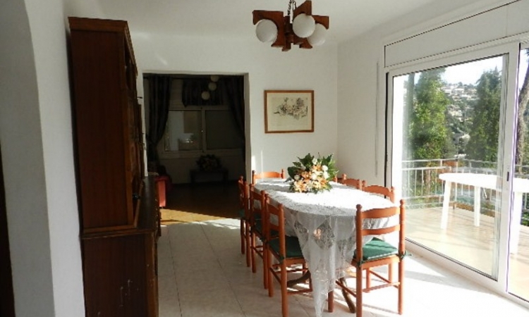 Вилла SOL I PINS с бассейном, расположенная в урбанизации Льорет Блау в 6 км от Льорет де Мар. Вилла SOL I PINS с бассейном, расположенная в урбанизации Льорет Блау в 6 км от Льорет де Мар.